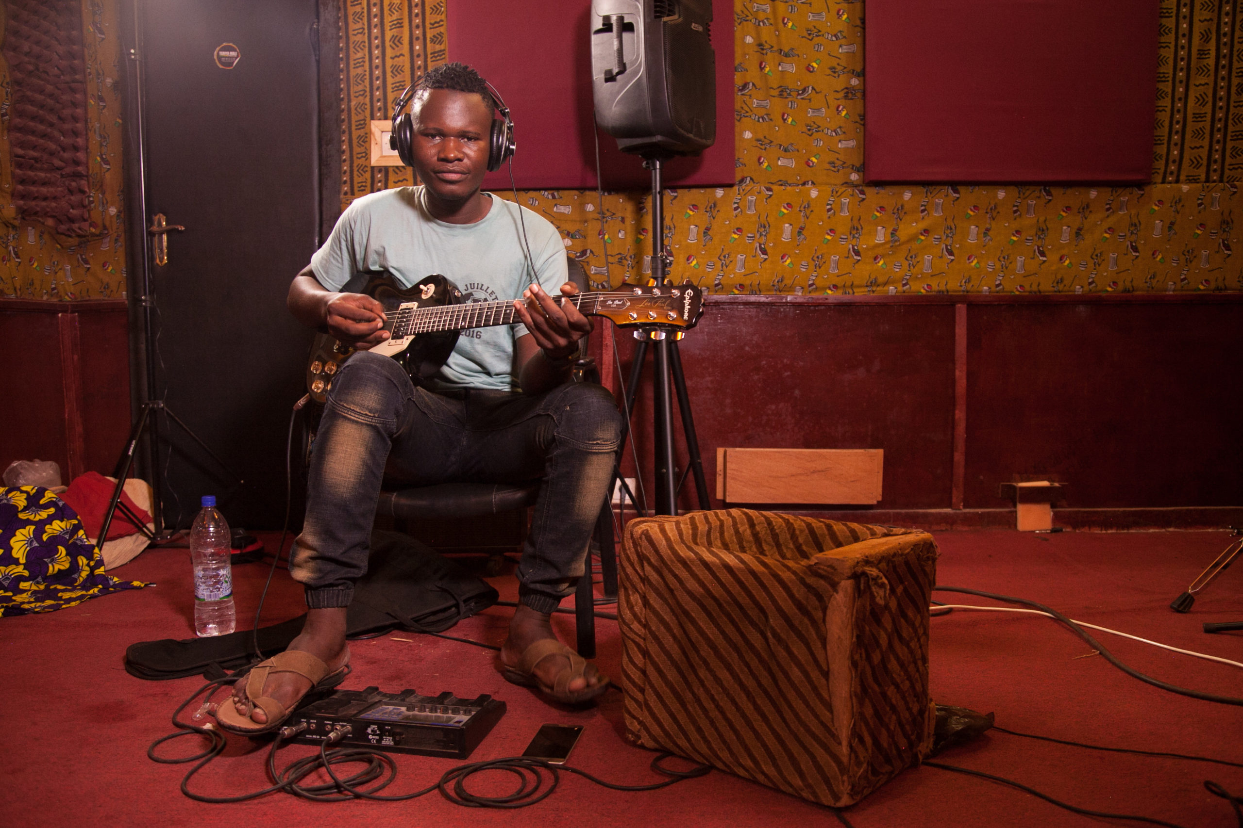 Salif Koné records guitar for the album BAMANAN