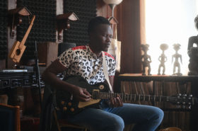 Salif Koné playing guitar
